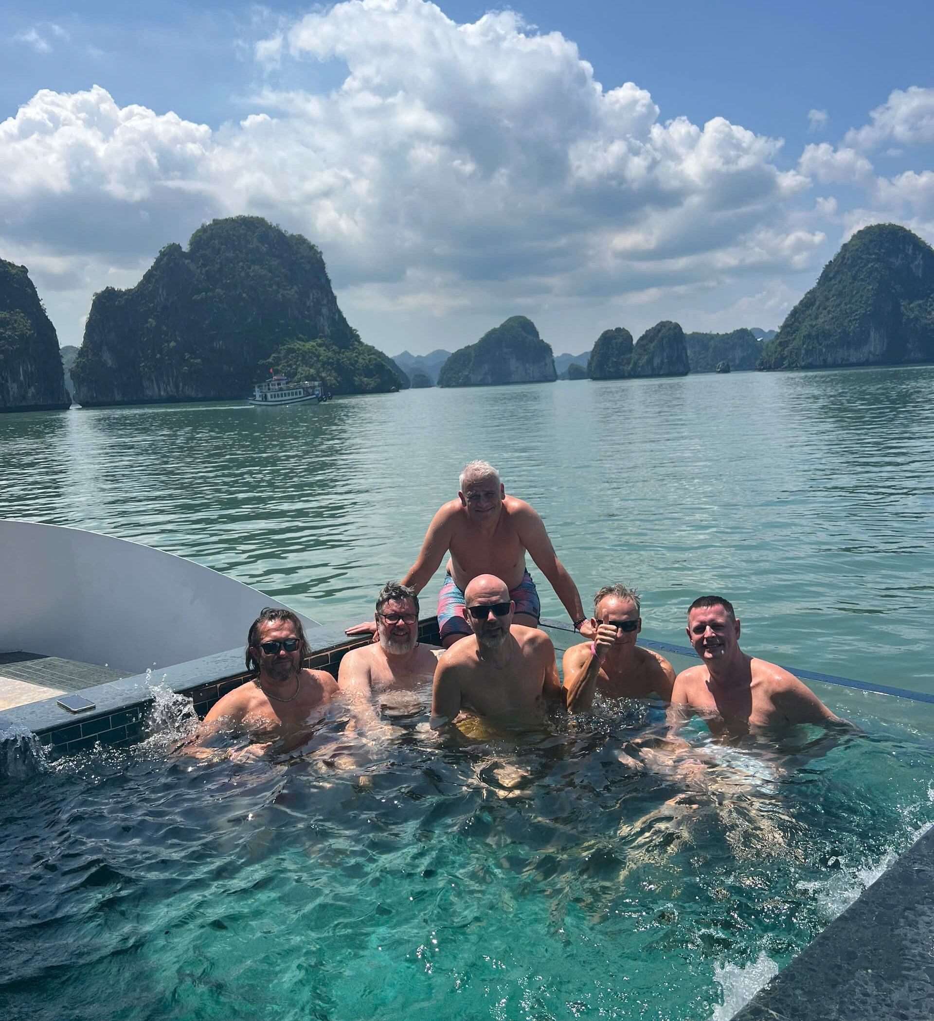 du-khach-quoc-te-tham-quan-vinh-ha-long