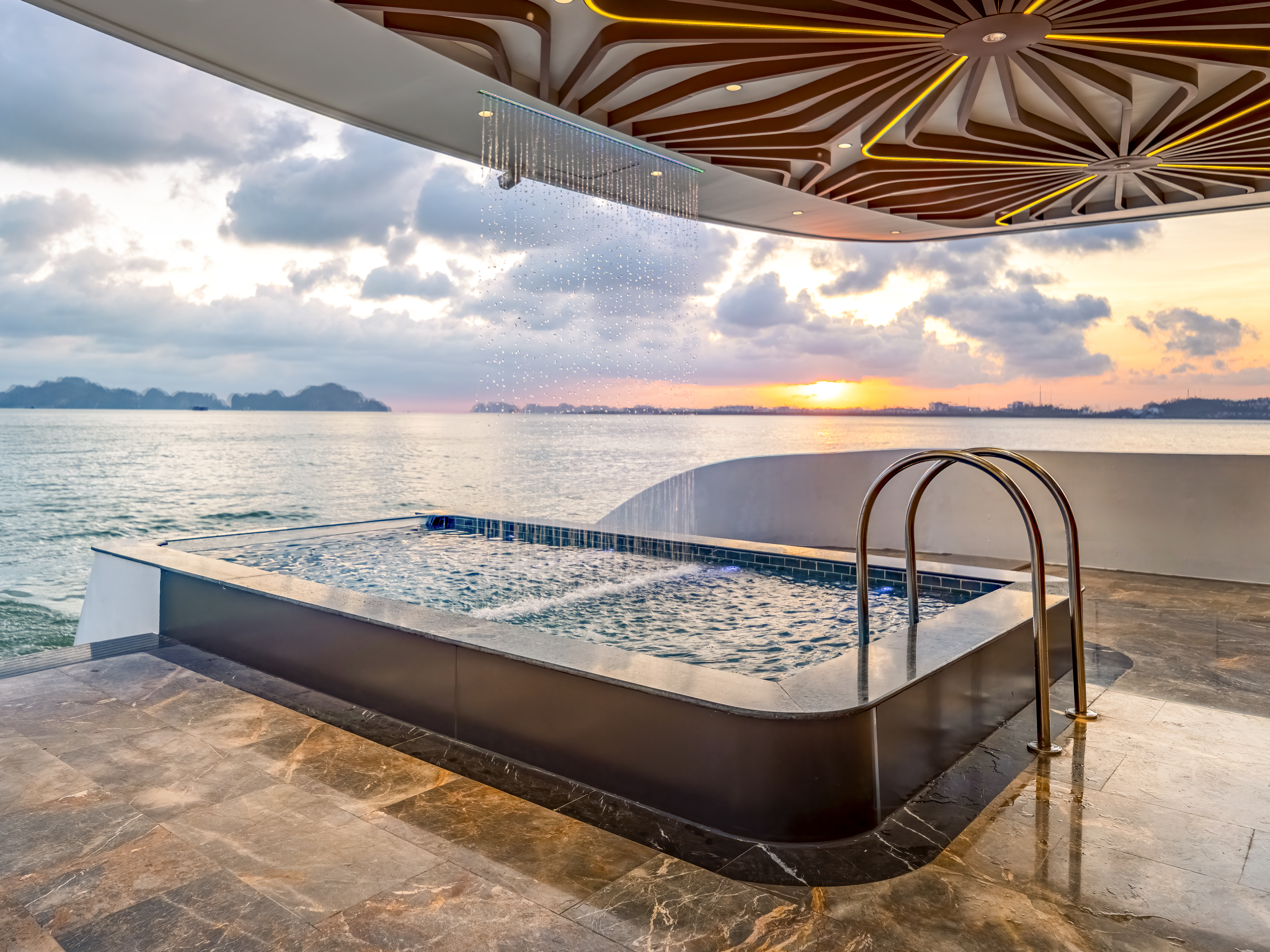 ngam-hoang-hon-tren-du-thuyen