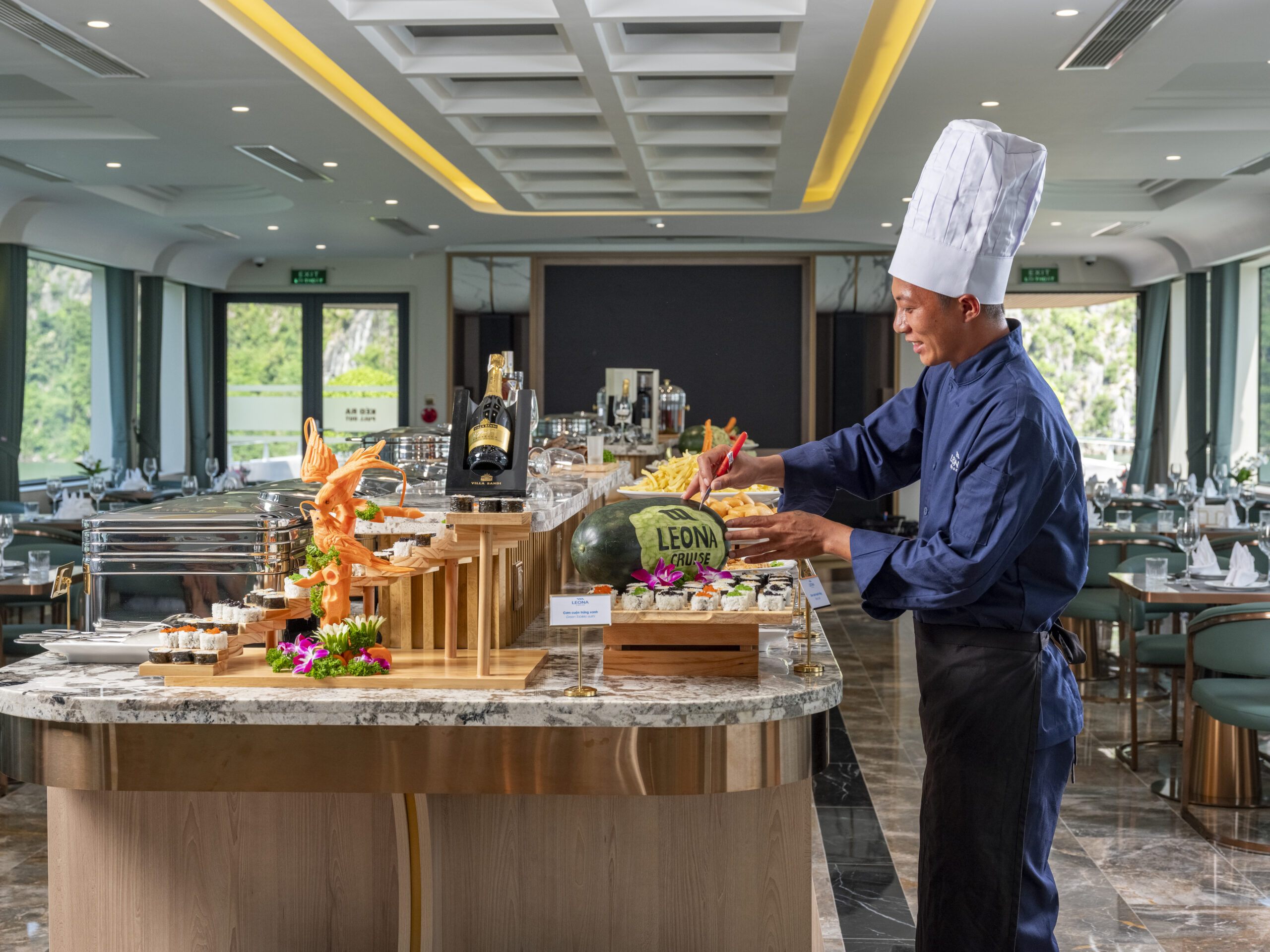 doi-ngu-nhan-vien-dao-tao-tieu-chuan-quoc-te-tren-leona-cruise