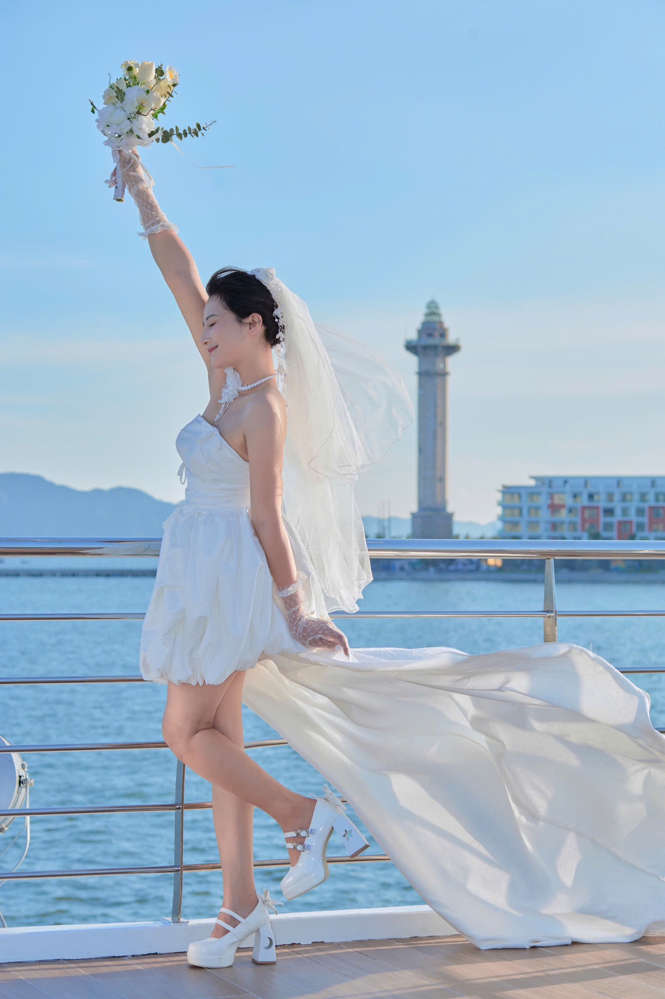 chup-anh-cuoi-lang-man-tren-du-thuyen-leona-cruise