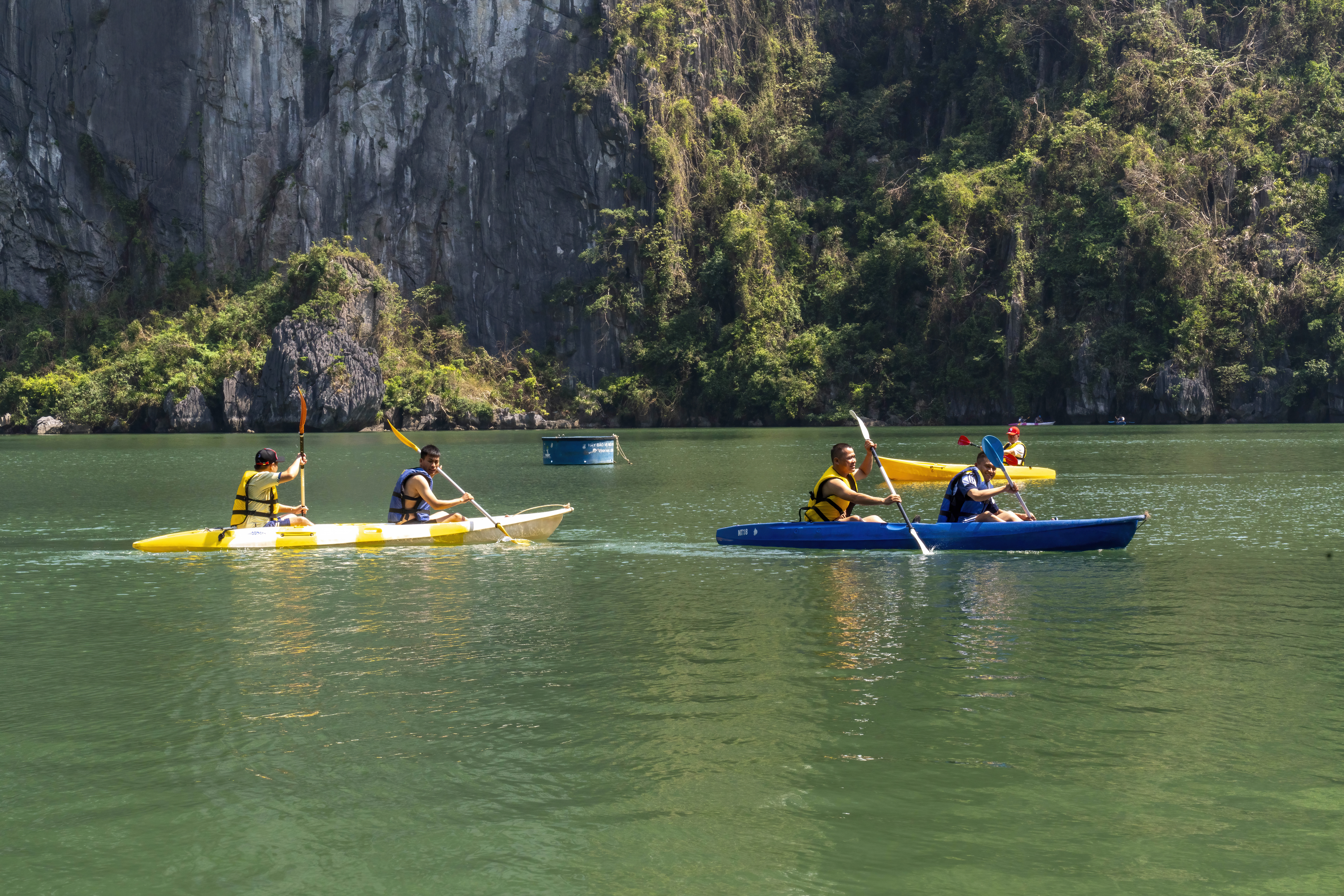 hoat-dong-cheo-kayak-tren-du-thuyen-leona-cruise