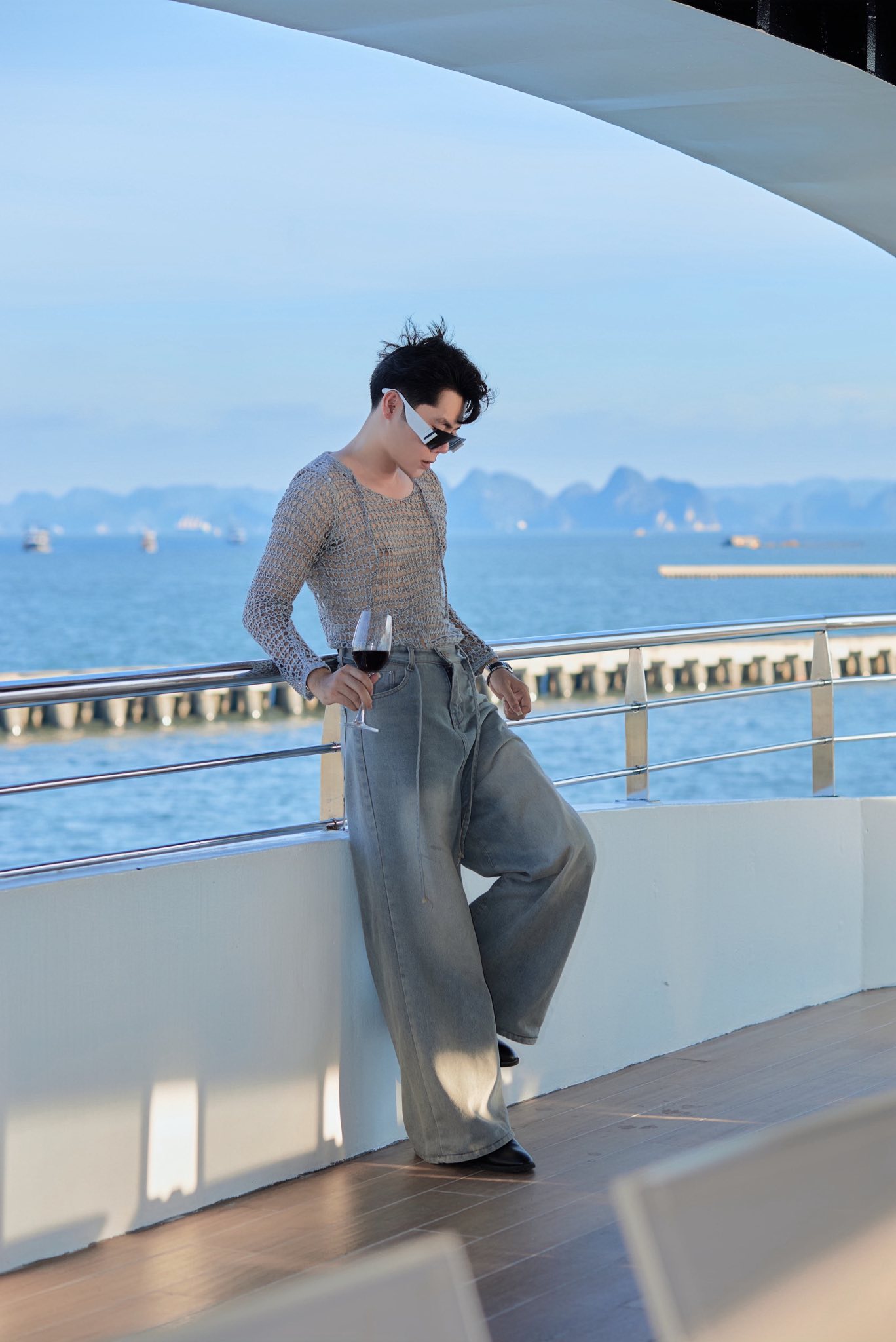 cach-tao-dang-than-thai-truoc-ong-kinh-khi-chup-anh-du-thuyen