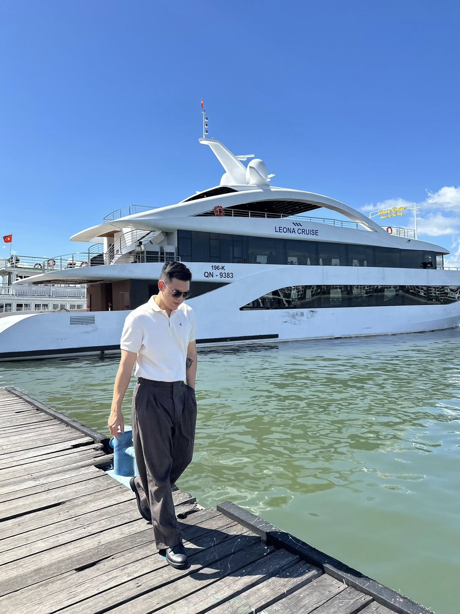 bi-quyet-chon-trang-phuc-phu-hop-cho-nam-khi-chup-anh-du-thuyen