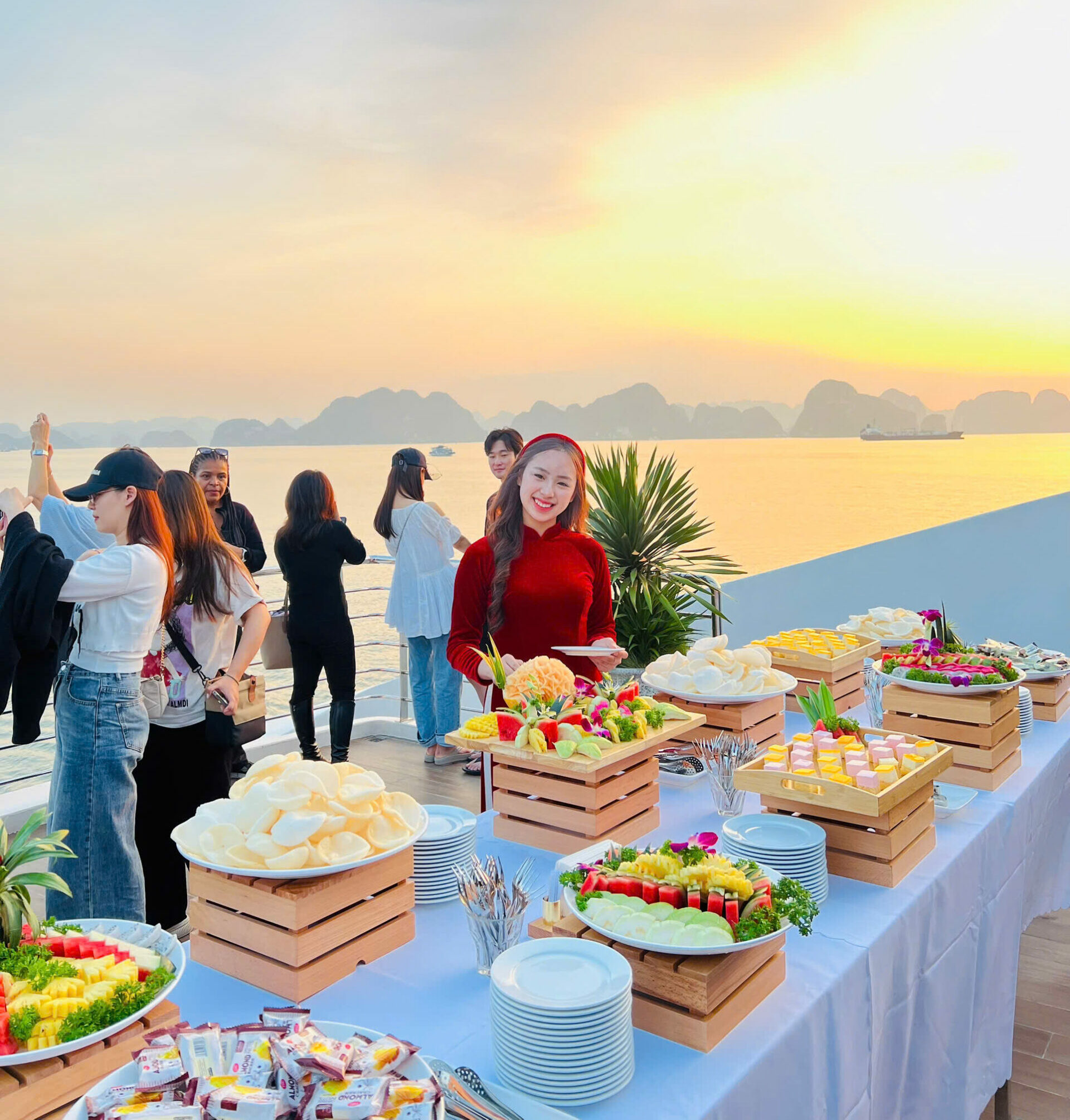 ngam-hoang-hon-tren-du-thuyen-leona-cruise