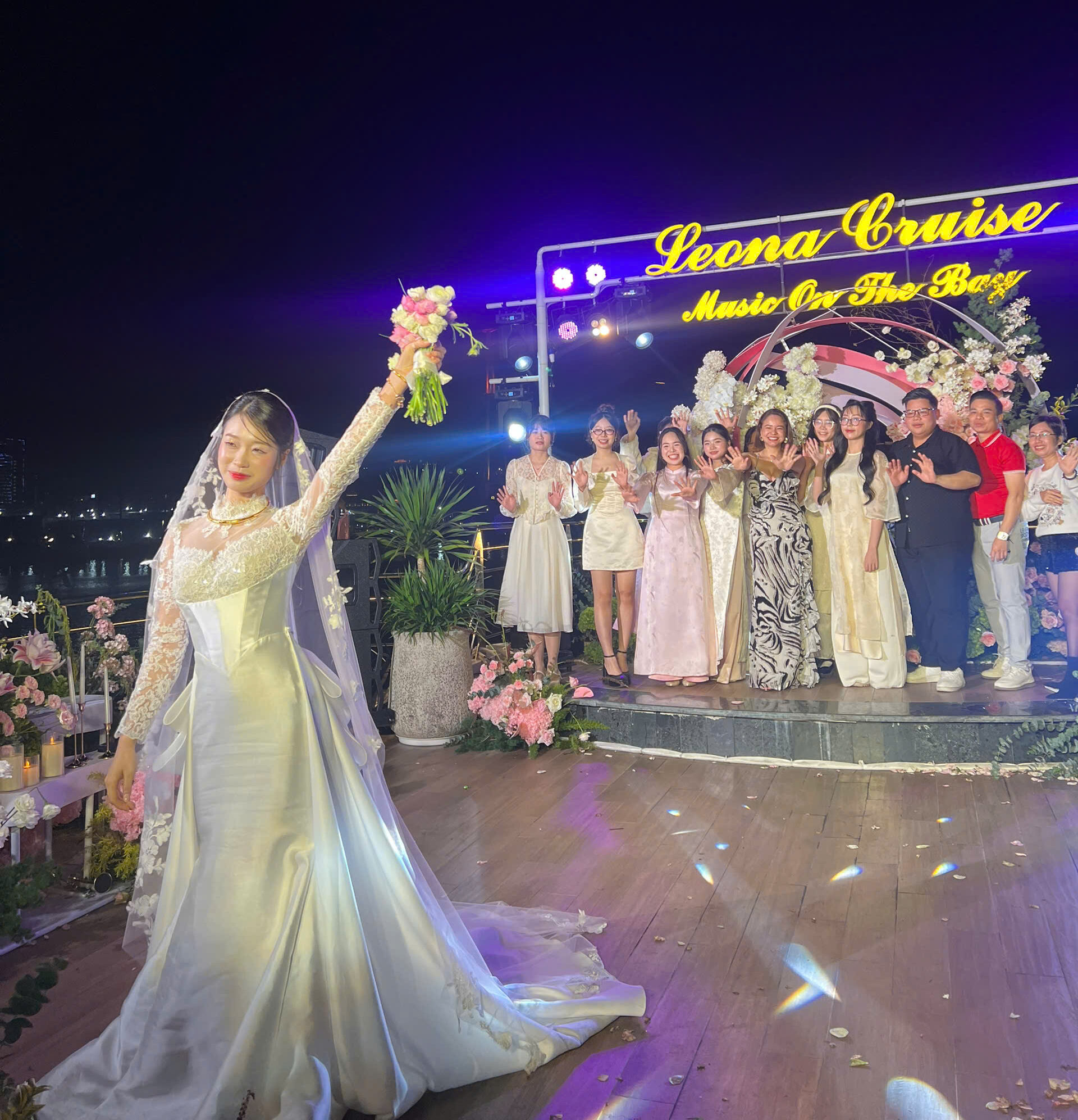 tiec-cuoi-tren-du-thuyen