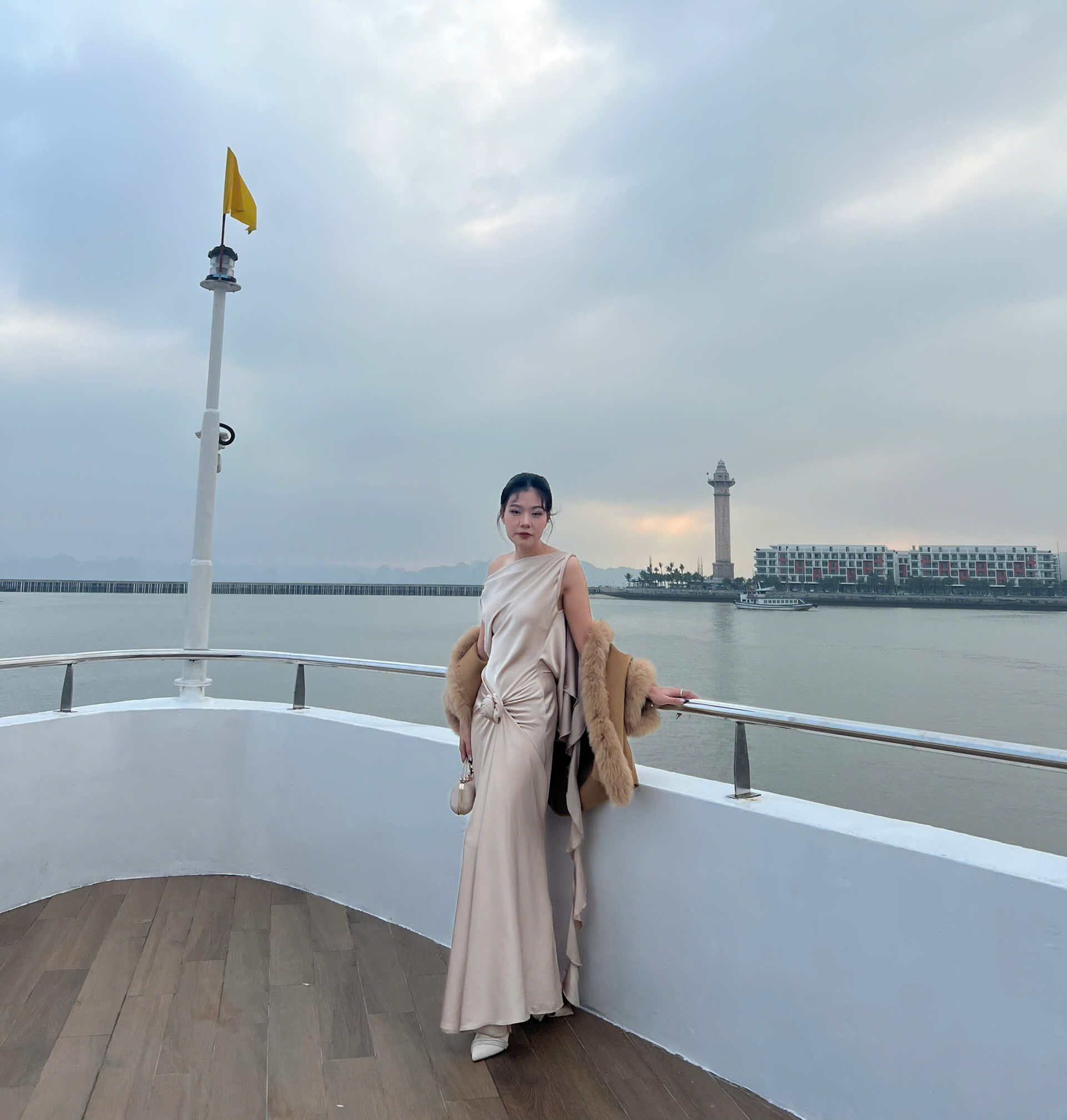 trang-phuc-tham-du-tiec-cuoi-sang-trong