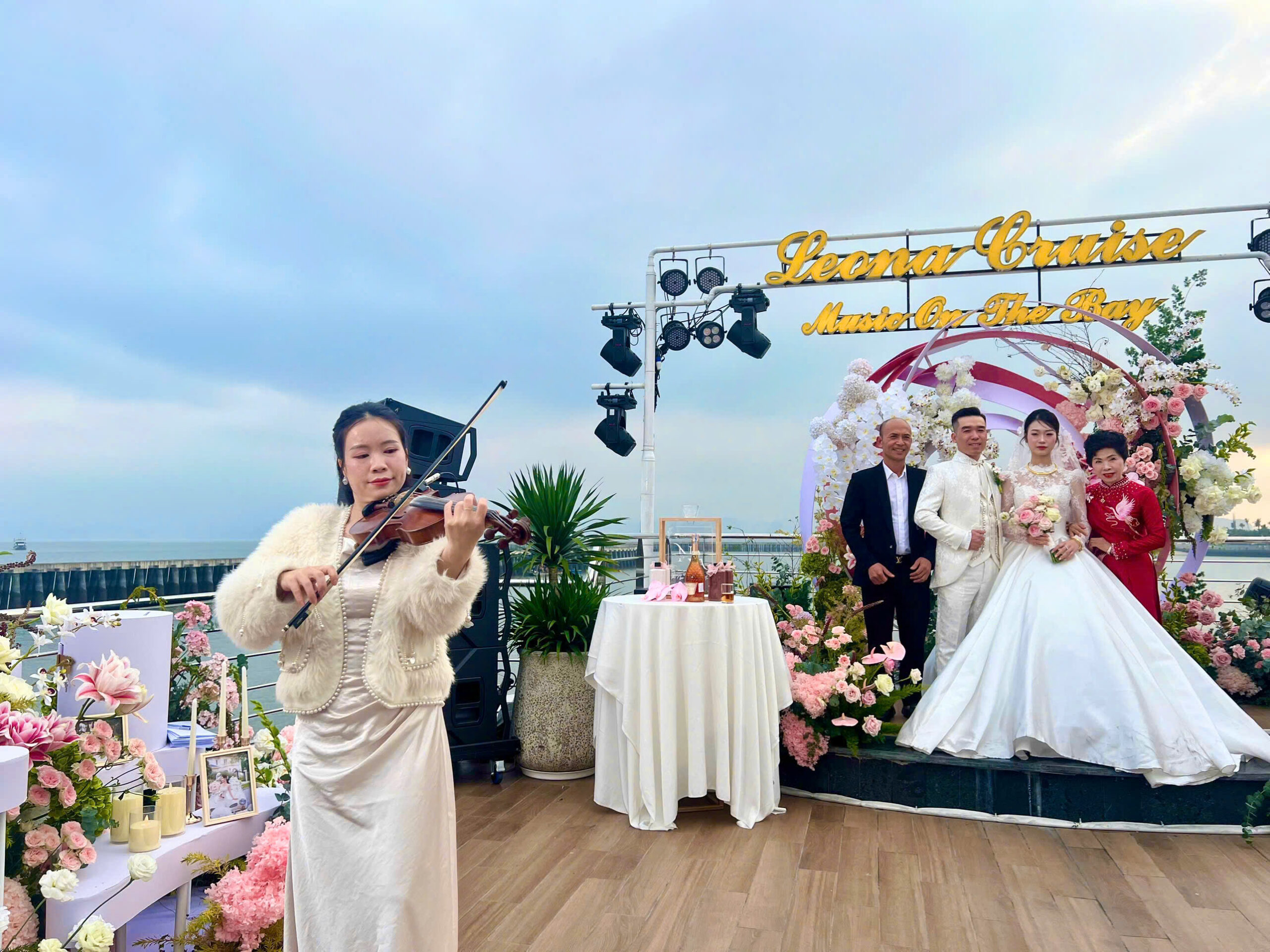 dich-vu-to-chuc-tiec-cuoi-doc-nhat-tren-du-thuyen